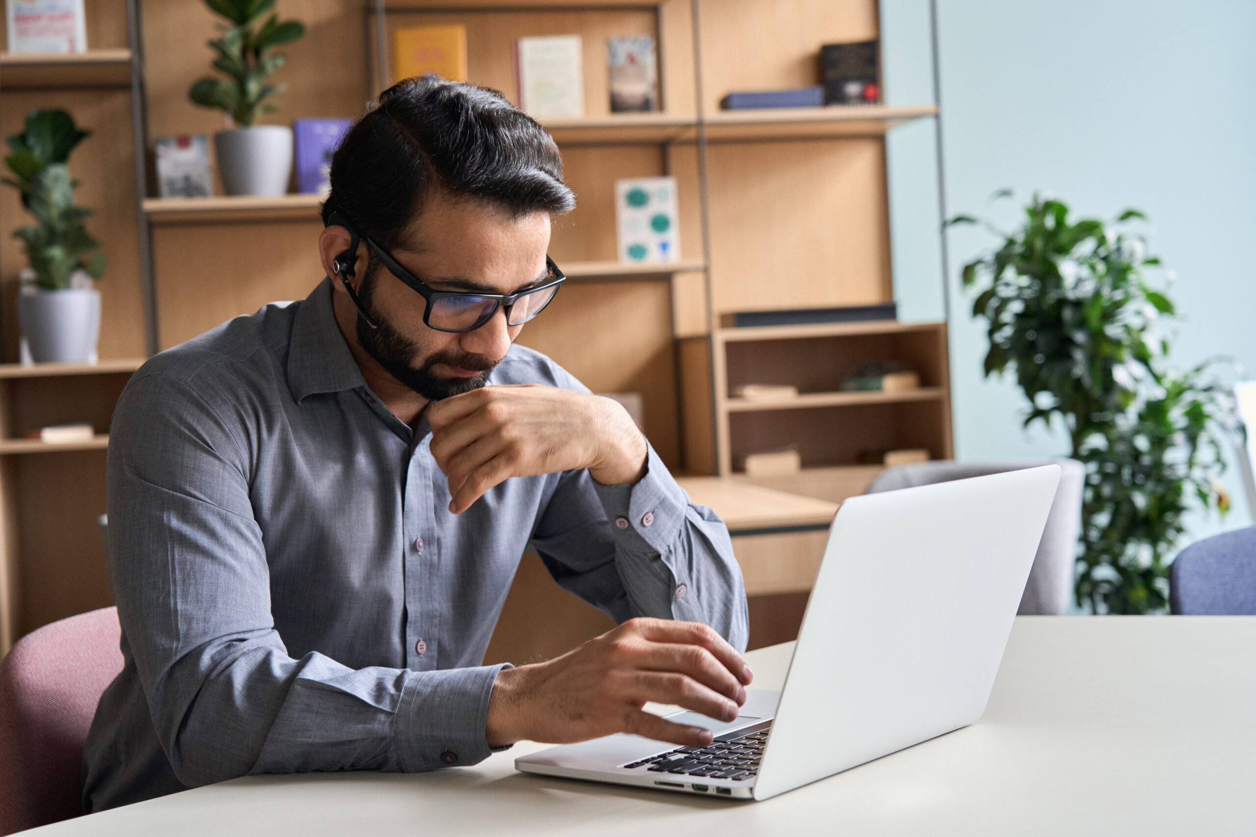 Latin,Indian,Serious,Businessman,Wearing,Glasses,And,Headset,Having,Virtual